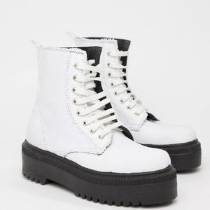 WHITE DOC MARTEN LOOK ALIKE SIZE 7/7.5